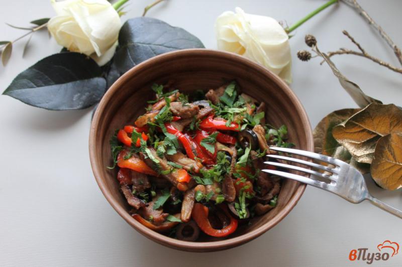 Фото приготовление рецепта: Теплый салат из утиной грудки с болгарским перцем и грибами шаг №7