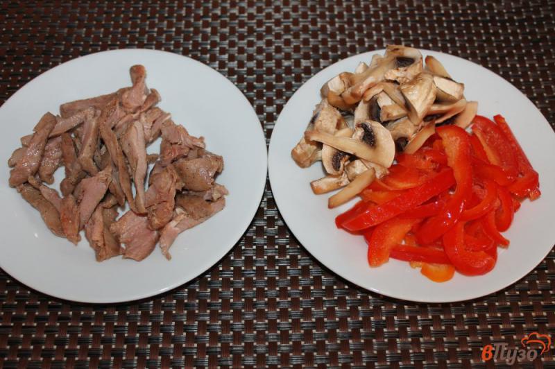 Фото приготовление рецепта: Теплый салат из утиной грудки с болгарским перцем и грибами шаг №1