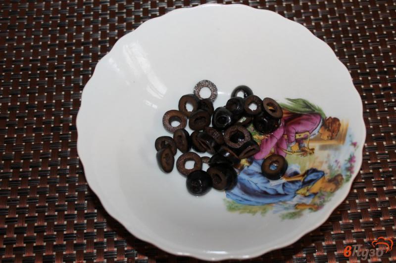 Фото приготовление рецепта: Теплый салат из утиной грудки с болгарским перцем и грибами шаг №5