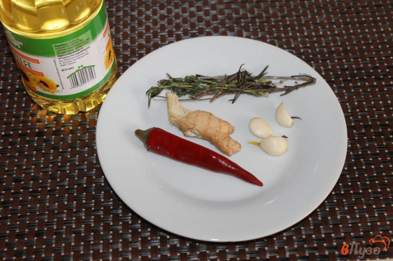 Фото приготовление рецепта: Ароматное масло с перцем чили и имбирем шаг №1