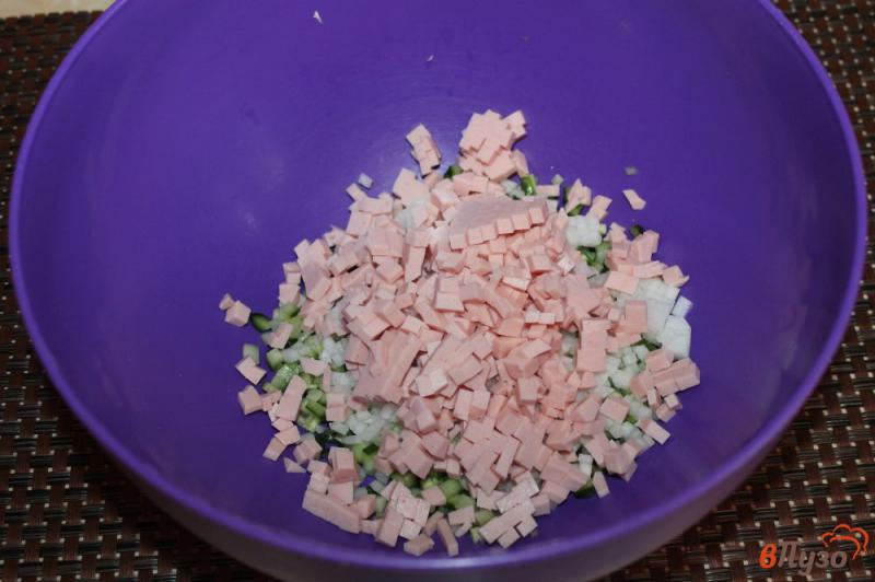 Фото приготовление рецепта: Окрошка на сметане с куриной колбасой и дайконом шаг №3