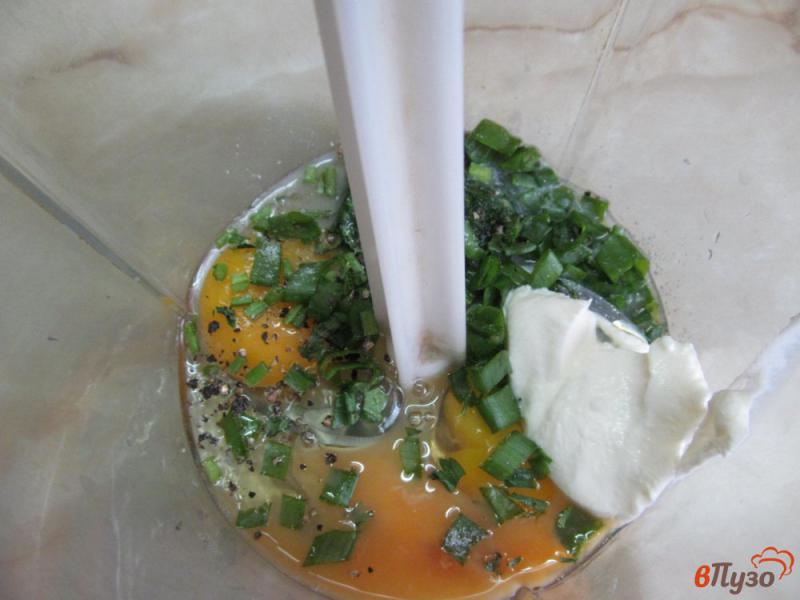 Фото приготовление рецепта: Зеленый омлет с помидором и моцареллой шаг №2
