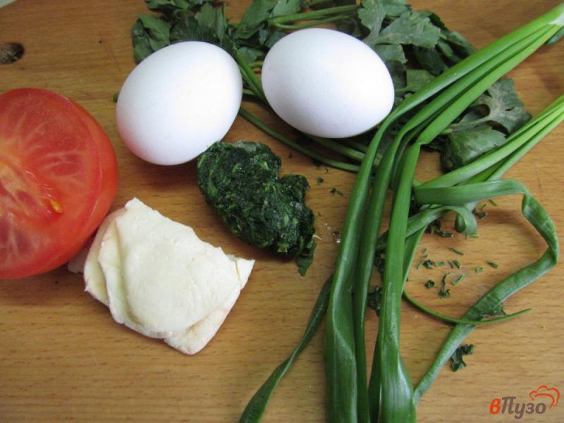 Фото приготовление рецепта: Зеленый омлет с помидором и моцареллой шаг №1
