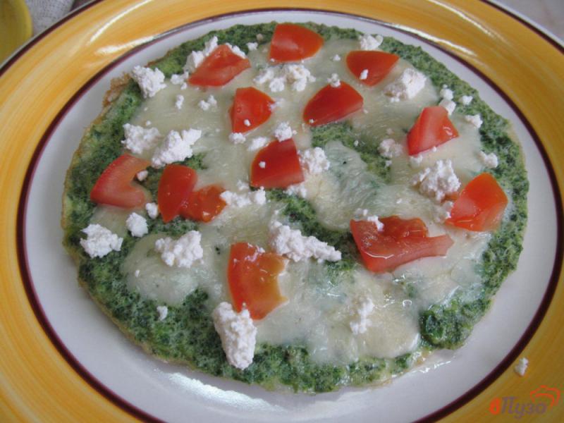 Фото приготовление рецепта: Зеленый омлет с помидором и моцареллой шаг №6