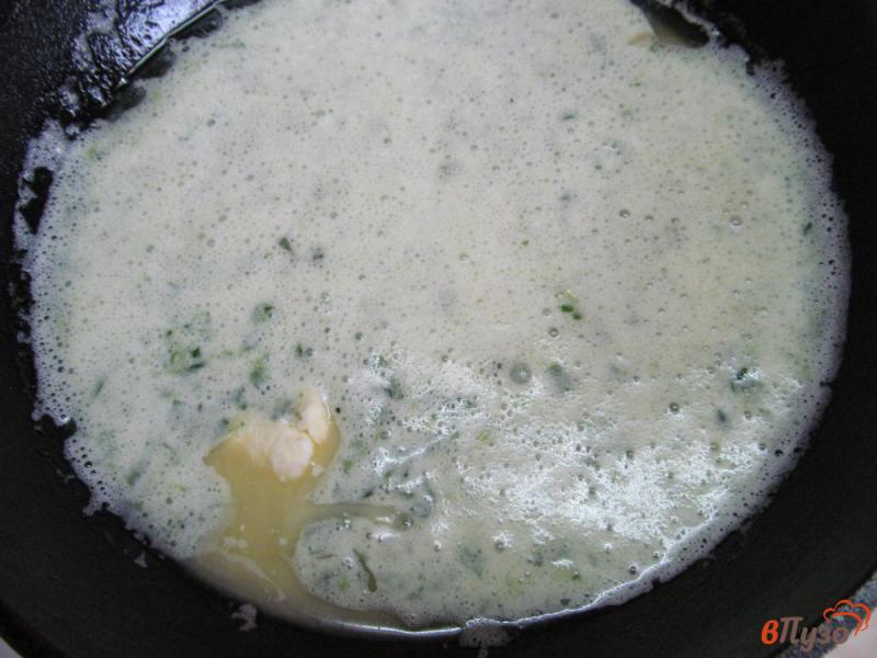 Фото приготовление рецепта: Зеленый омлет с помидором и моцареллой шаг №3