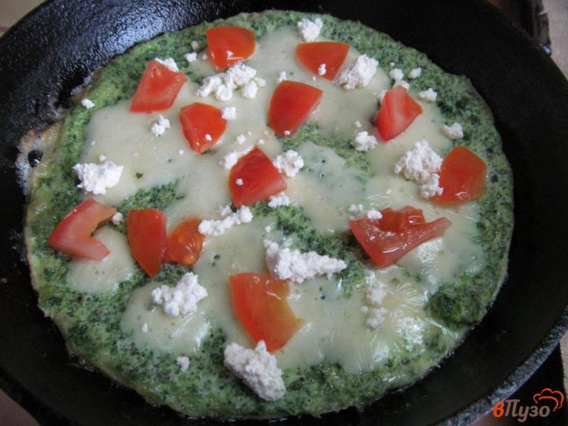 Фото приготовление рецепта: Зеленый омлет с помидором и моцареллой шаг №5