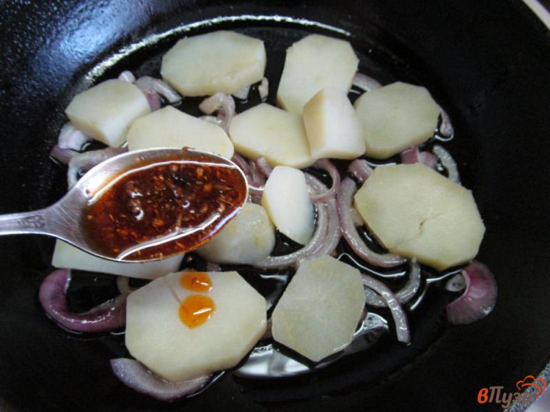 Фото приготовление рецепта: Теплый салат из картофеля с куриной печенью и маринованным луком шаг №2