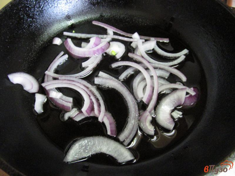 Фото приготовление рецепта: Теплый салат из картофеля с куриной печенью и маринованным луком шаг №1