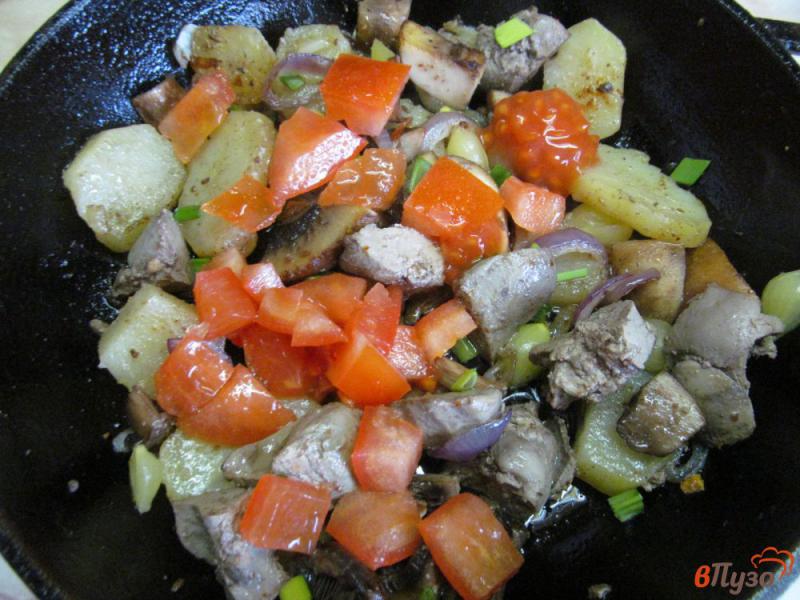 Фото приготовление рецепта: Теплый салат из картофеля с куриной печенью и маринованным луком шаг №6