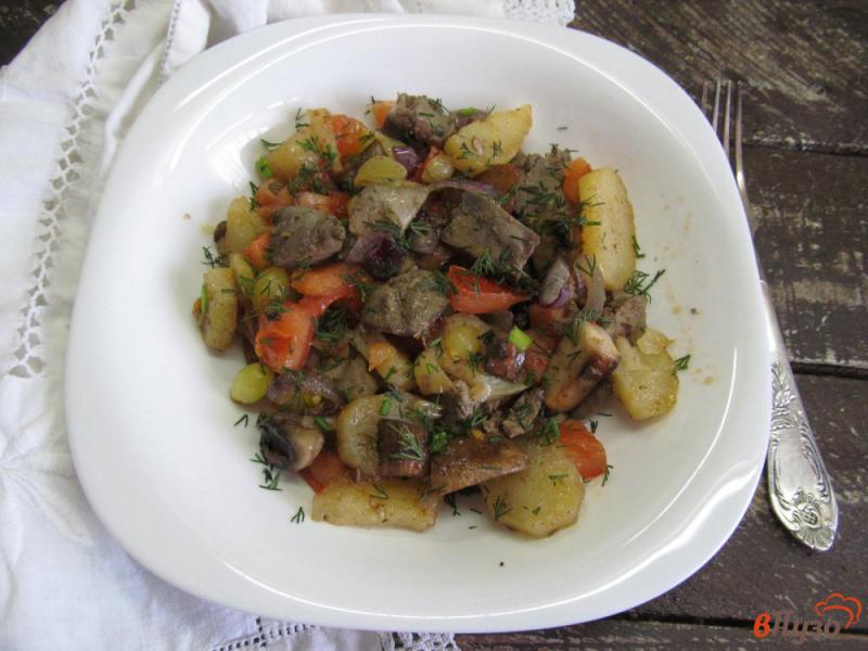 Фото приготовление рецепта: Теплый салат из картофеля с куриной печенью и маринованным луком шаг №7