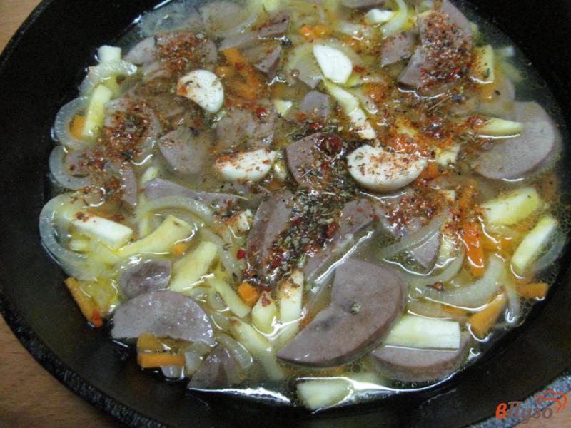Фото приготовление рецепта: Свиные почки с оливками в сметанном соусе шаг №3