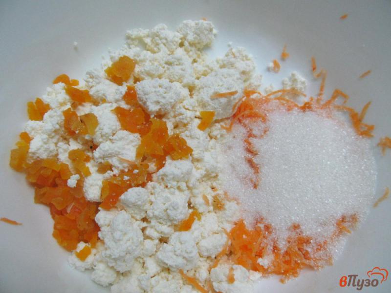 Фото приготовление рецепта: Сырники с морковью и курагой шаг №2
