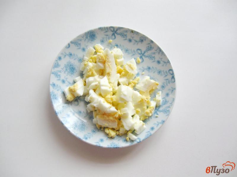 Фото приготовление рецепта: Салат из крабовых палочек с рисом и огурцом шаг №4