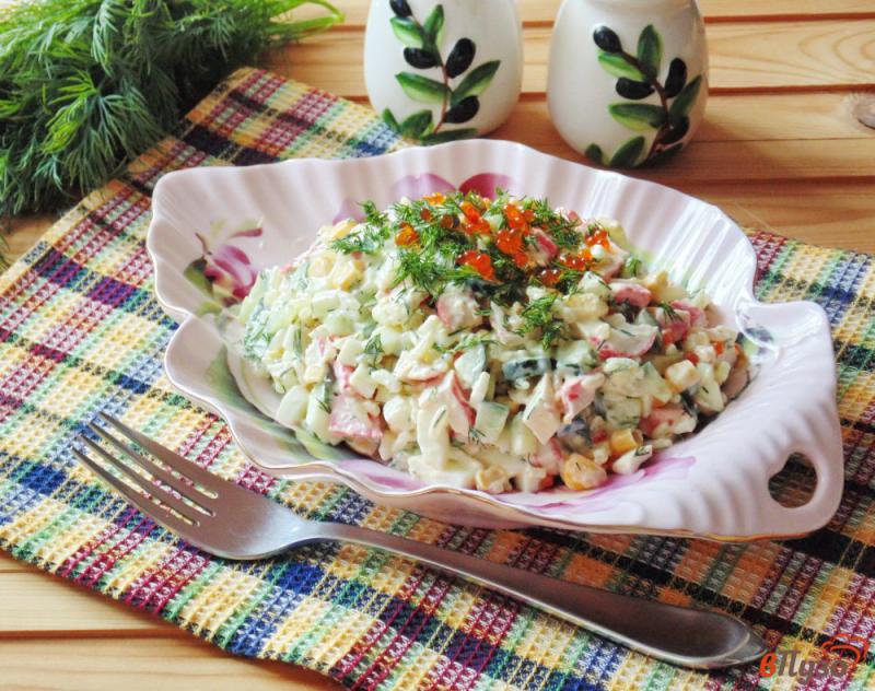 Фото приготовление рецепта: Салат из крабовых палочек с рисом и огурцом шаг №8
