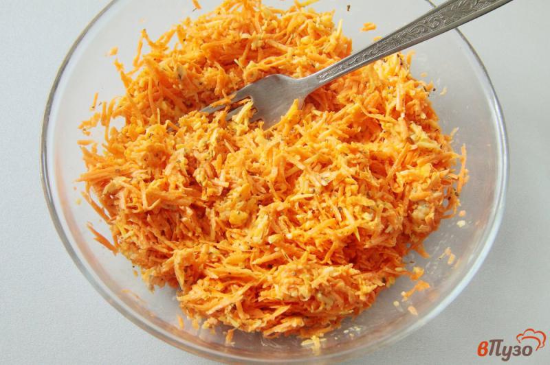 Фото приготовление рецепта: Дрожжевые завитки с морковью и сыром шаг №3