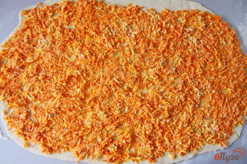 Фото приготовление рецепта: Дрожжевые завитки с морковью и сыром шаг №8