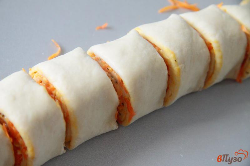 Фото приготовление рецепта: Дрожжевые завитки с морковью и сыром шаг №9