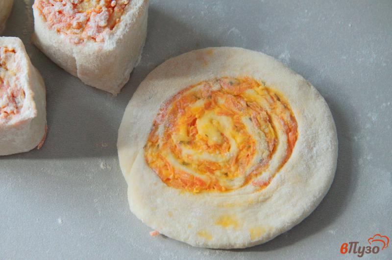 Фото приготовление рецепта: Дрожжевые завитки с морковью и сыром шаг №10