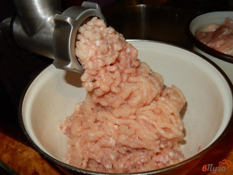 Фото приготовление рецепта: Куриная колбаса из ветчинницы шаг №2