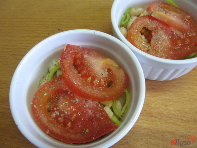 Фото приготовление рецепта: Фасоль с помидором под сырной корочкой шаг №3