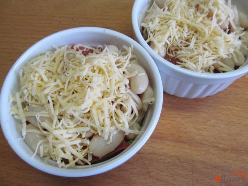 Фото приготовление рецепта: Фасоль с помидором под сырной корочкой шаг №4