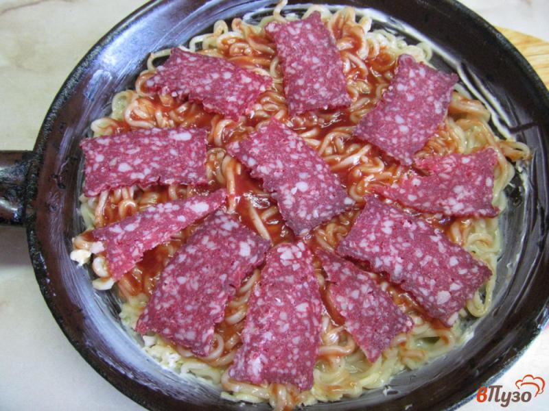 Фото приготовление рецепта: Макаронная пицца с сыром и колбасой шаг №4