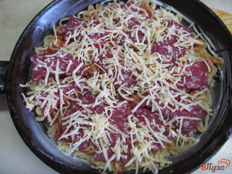 Фото приготовление рецепта: Макаронная пицца с сыром и колбасой шаг №5