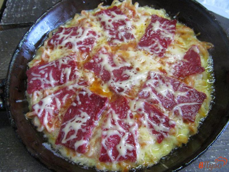 Фото приготовление рецепта: Макаронная пицца с сыром и колбасой шаг №6