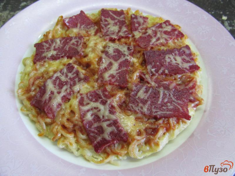 Фото приготовление рецепта: Макаронная пицца с сыром и колбасой шаг №7