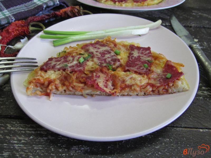 Фото приготовление рецепта: Макаронная пицца с сыром и колбасой шаг №8