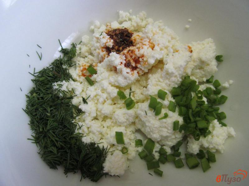 Фото приготовление рецепта: Творожный острый крем с яйцом на лепешке шаг №1