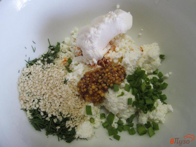 Фото приготовление рецепта: Творожный острый крем с яйцом на лепешке шаг №2
