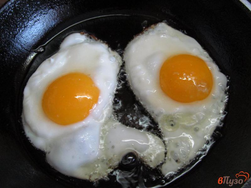 Фото приготовление рецепта: Творожный острый крем с яйцом на лепешке шаг №4