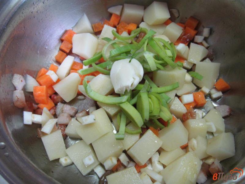 Фото приготовление рецепта: Картофельный суп на молоке с сыром шаг №3