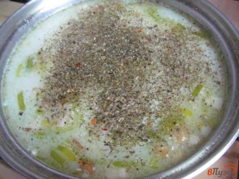 Фото приготовление рецепта: Картофельный суп на молоке с сыром шаг №6