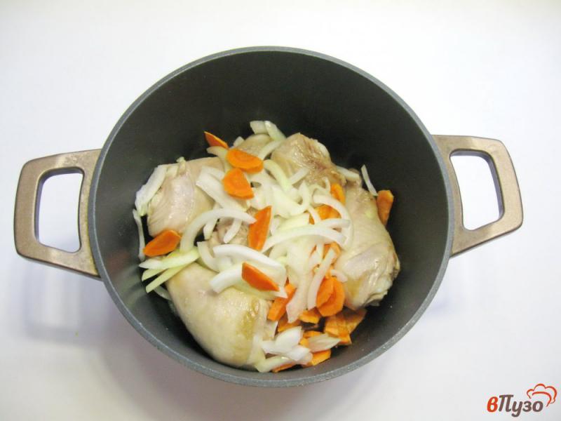 Фото приготовление рецепта: Куриные голени с ананасами в соусе шаг №3