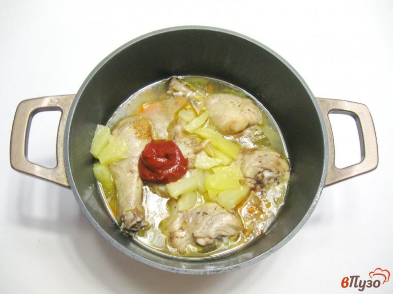 Фото приготовление рецепта: Куриные голени с ананасами в соусе шаг №5