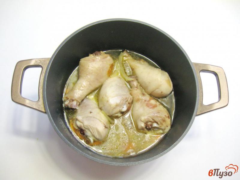 Фото приготовление рецепта: Куриные голени с ананасами в соусе шаг №4