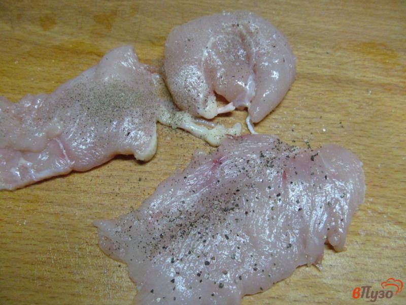 Фото приготовление рецепта: Куриные отбивные с сырной начинкой в кляре шаг №1