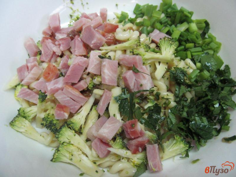 Фото приготовление рецепта: Салат из пасты с брокколи и яблоком шаг №3
