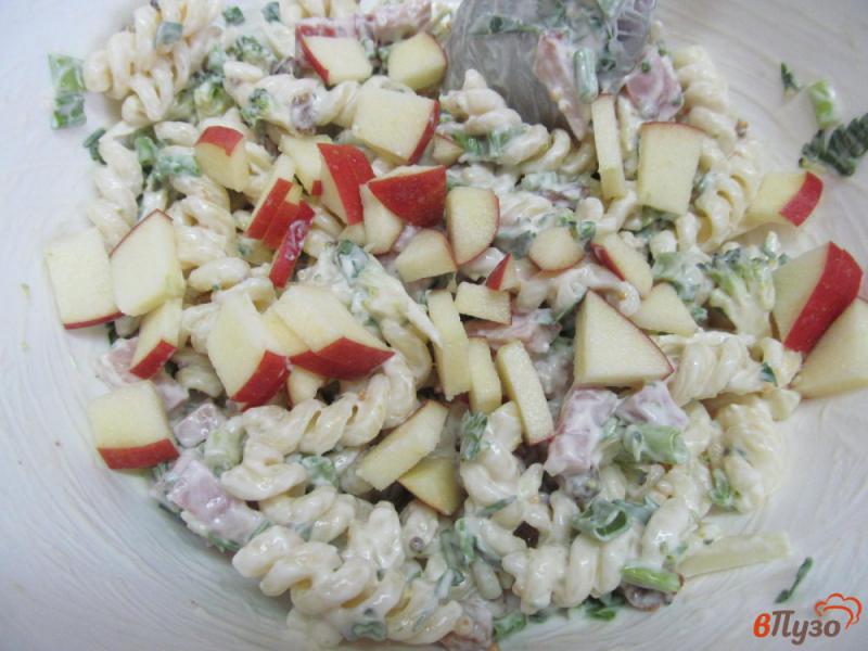 Фото приготовление рецепта: Салат из пасты с брокколи и яблоком шаг №5
