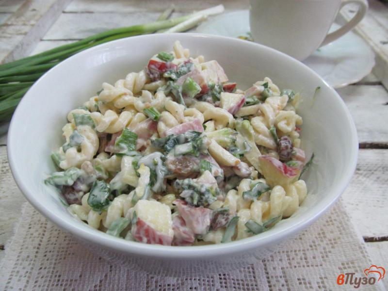 Фото приготовление рецепта: Салат из пасты с брокколи и яблоком шаг №6