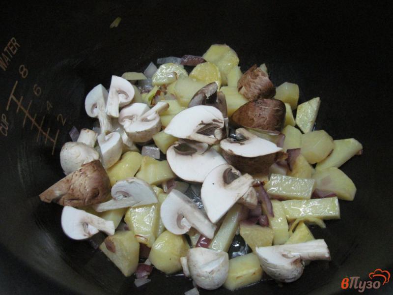 Фото приготовление рецепта: Жареный картофель с грибами и курицей в мультиварке шаг №2