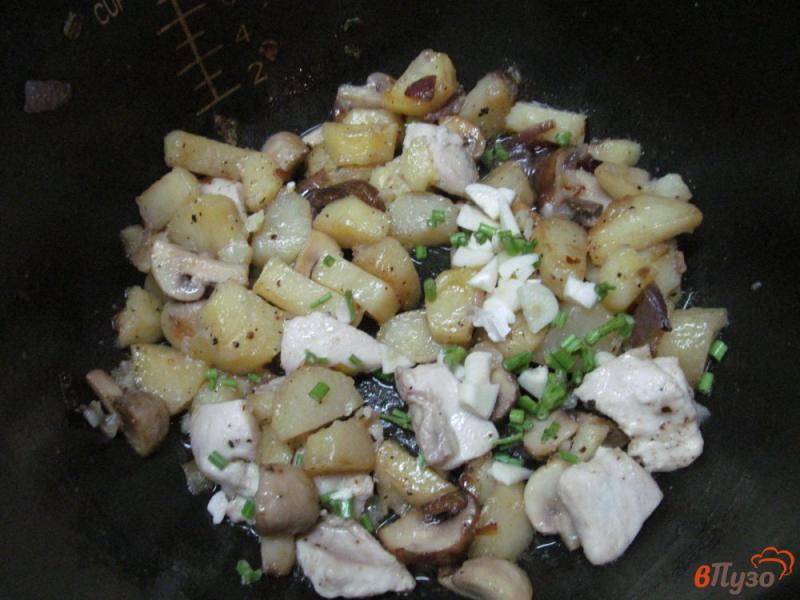 Фото приготовление рецепта: Жареный картофель с грибами и курицей в мультиварке шаг №4