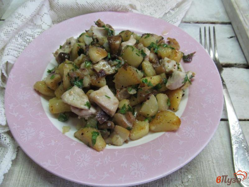 Фото приготовление рецепта: Жареный картофель с грибами и курицей в мультиварке шаг №5