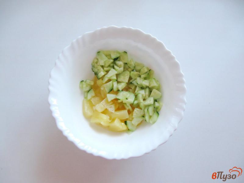 Фото приготовление рецепта: Салат с помидором и ананасами шаг №2