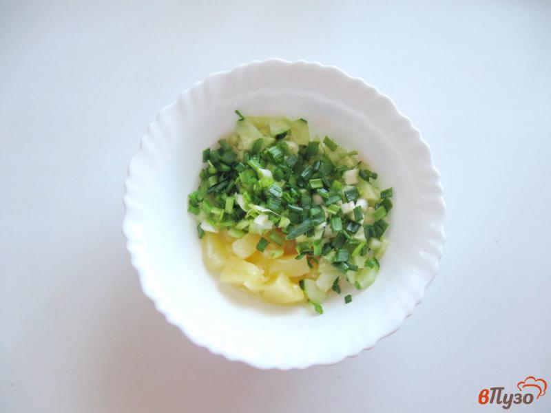 Фото приготовление рецепта: Салат с помидором и ананасами шаг №3