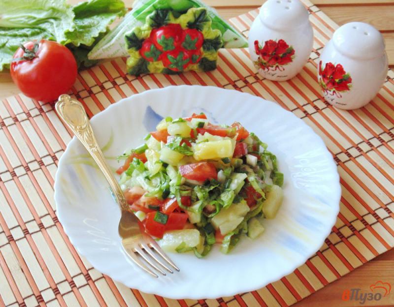 Фото приготовление рецепта: Салат с помидором и ананасами шаг №7