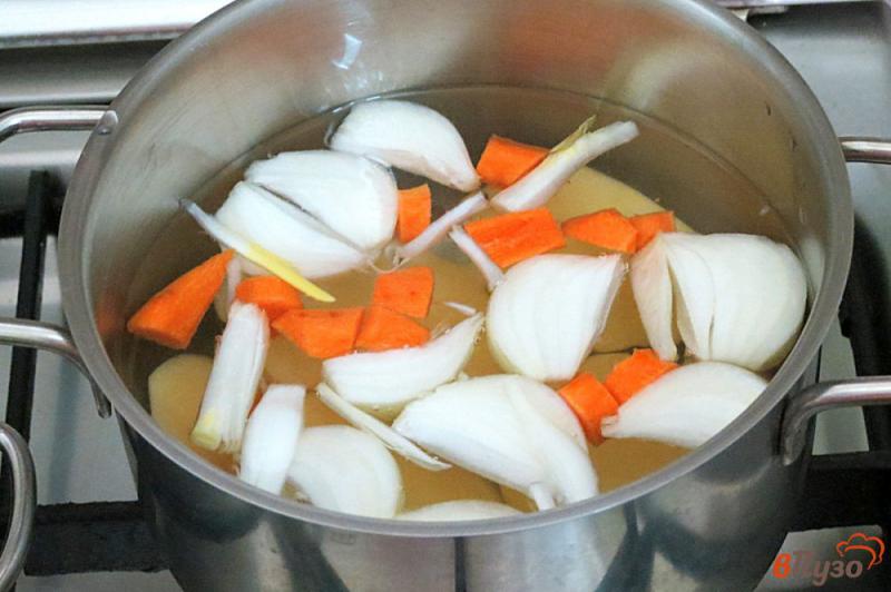 Фото приготовление рецепта: Суп пюре с лососем и сливками шаг №5