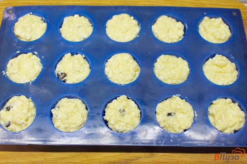 Фото приготовление рецепта: Творожные мини кексы с изюмом шаг №6